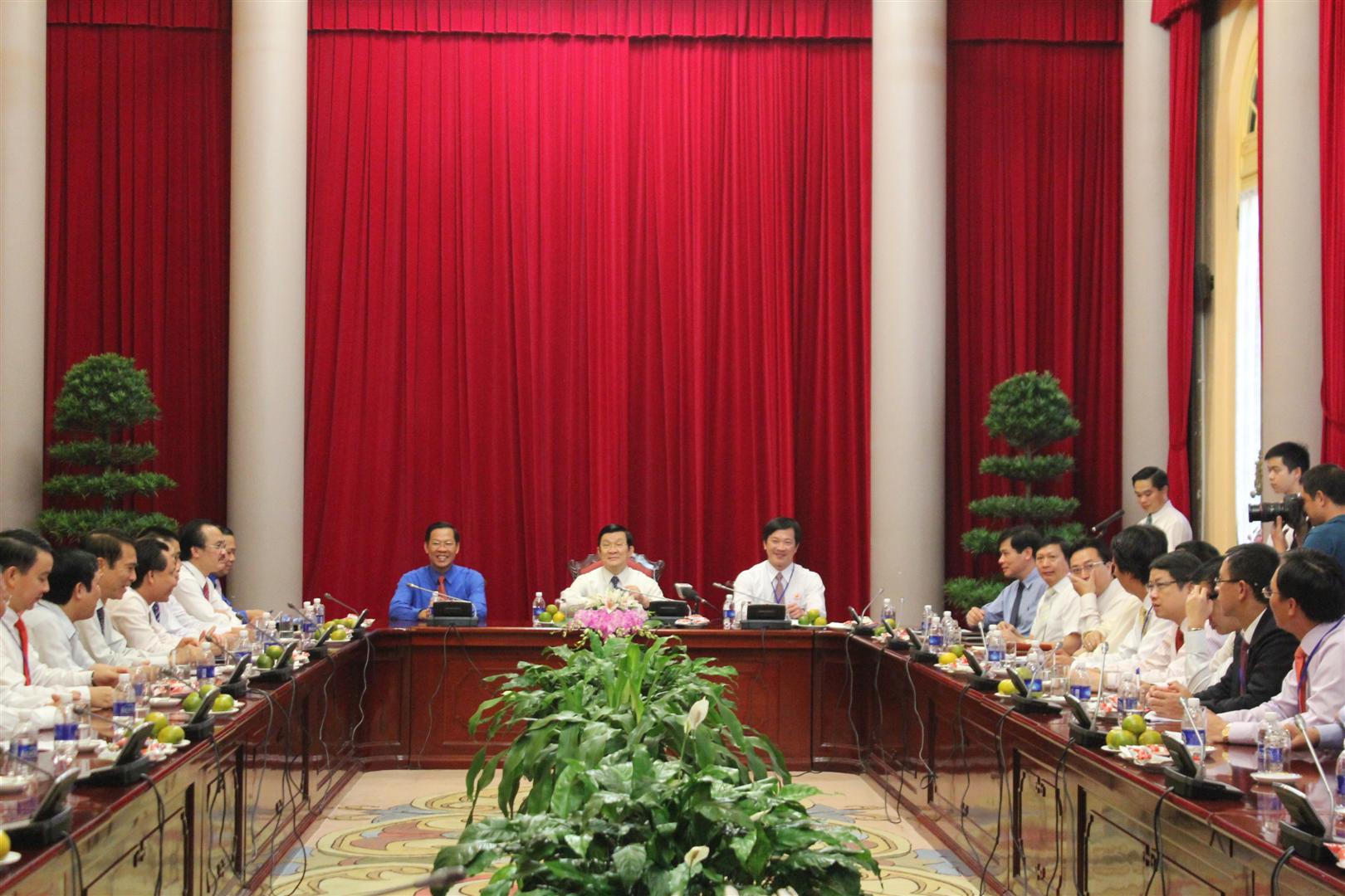 ປະທານປະເທດພົບປະກັບບັນດານັກ ທຸລະກິດໜຸ່ມທີ່ດີເດັ່ນ